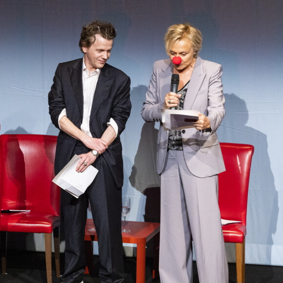 Exclusif - Paul de Sinety (délégué général à la langue française et aux langues de France) qui réprésente la ministre de la culture, Catherine Dolto (présidente de la Fondation Devos), Muriel Robin (Grand prix du centième anniversaire de la naissance de Raymond Devos), Alex Lutz (lauréat du Grand prix Raymond Devos de la langue française 2022), - Cérémonie de remise du prix Raymond Devos au théâtre Edouard VII à Paris dans le cadre de la 28ème édition de la semaine de la Langue Française et de la Francophonie le 20 mars 2023. Le théâtre a rendu hommage à R. Devos avec le spectacle "Il a de la côte Devos!" mis en scène par D. Benoin. A. Lutz et M. Robin héritiers de l'artiste, salués pour leur maitrise de la langue et leur manière de jouer, ont reçus leurs prix. © Coadic Guirec - Cyril Bruneau / Bestimage  No Web - Belgique et Suisse 