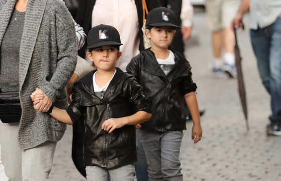 Exclusif - Nelson et Eddy Angélil, les jumeaux de Céline Dion, visitent le Quartier de la Butte Montmartre. Paris le 27 juin 2016. 