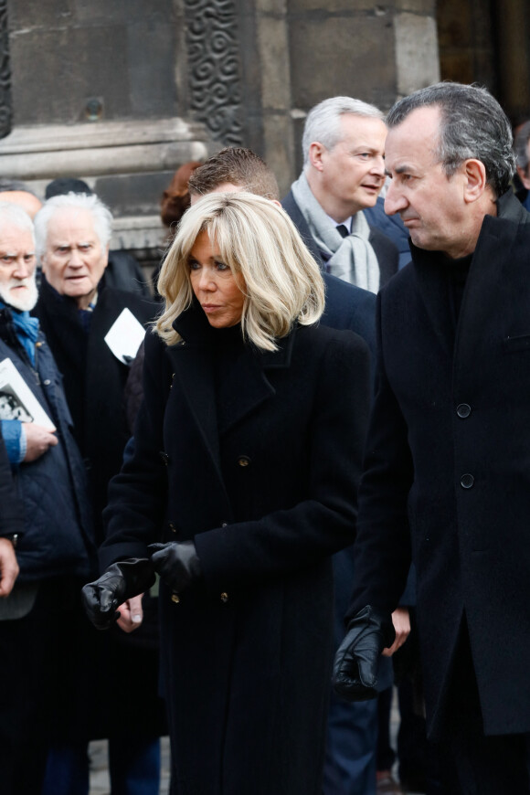 Elle a adopté un nouvel accessoire, une barrette rectangulaire, élégante et rétro.
La première dame Brigitte Macron et José Pietroboni - Sorties des obsèques de Philippe Tesson en l'église Saint-Germain des-Prés à Paris le 10 février 2023. © Christophe Clovis / Bestimage