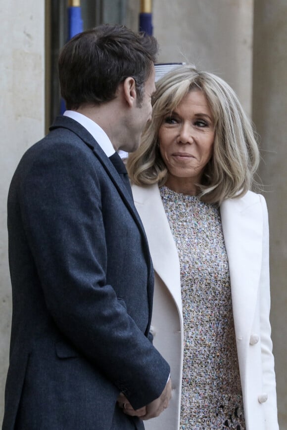 Cheveux blonds cendrés et méchés, coupés en carré long avec une frange signature...
Le président français Emmanuel Macron, accompagné de la première dame, Brigitte Macron, reçoit son homologue de la République de la Côte d'Ivoire Alassane Ouattara et son épouse Dominique pour un déjeuner de travail au palais de l'Elysée, à Paris, le 25 janvier 2023. © Stéphane Lemouton / Bestimage 