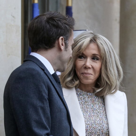 Cheveux blonds cendrés et méchés, coupés en carré long avec une frange signature...
Le président français Emmanuel Macron, accompagné de la première dame, Brigitte Macron, reçoit son homologue de la République de la Côte d'Ivoire Alassane Ouattara et son épouse Dominique pour un déjeuner de travail au palais de l'Elysée, à Paris, le 25 janvier 2023. © Stéphane Lemouton / Bestimage 