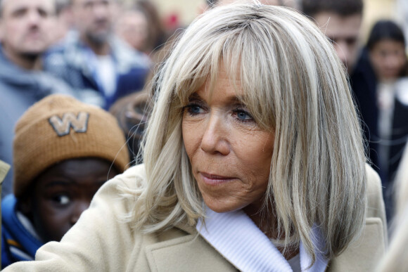 On était à un cheveu de ne pas la reconnaître !
Brigitte Macron - Pesée de toute la monnaie récoltée dans les fameuses tirelires pour clôturer l'Opération Pièces Jaunes sur la place du théâtre à Lille. © Claude Dubourg/Bestimage