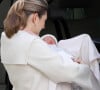 Elle a dévoilé son visage trois jours plus tard à la sortie de la maternité.
La comtesse Stéphanie de Lannoy, grande-duchesse héritière de Luxembourg et le nouveau-né le prince François à la sortie de la Maternité Grande-Duchesse Charlotte du Luxembourg, le 30 mars 2023.