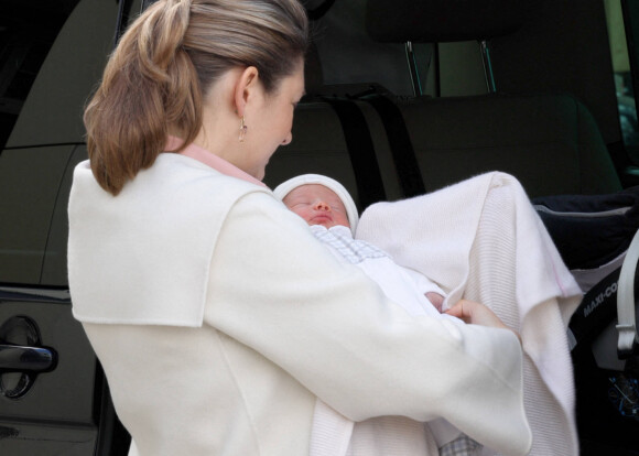 Elle a dévoilé son visage trois jours plus tard à la sortie de la maternité.
La comtesse Stéphanie de Lannoy, grande-duchesse héritière de Luxembourg et le nouveau-né le prince François à la sortie de la Maternité Grande-Duchesse Charlotte du Luxembourg, le 30 mars 2023.