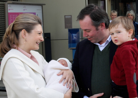 Le grand-duc héritier Guillaume et la comtesse Stéphanie de Lannoy, grande-duchesse héritière de Luxembourg, le prince Charles Jean Philippe Joseph Marie Guillaume de Luxembourg et le nouveau-né le prince François à la sortie de la Maternité Grande-Duchesse Charlotte du Luxembourg, le 30 mars 2023.