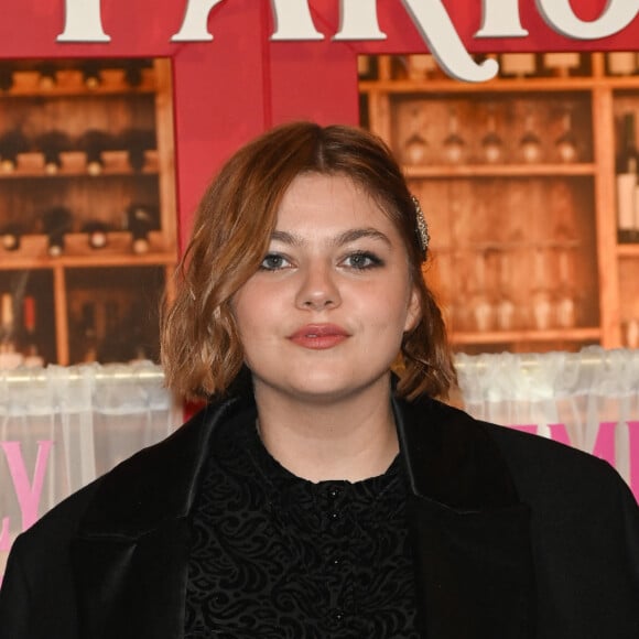 Louane - Avant-première du film Netflix "Emily in Paris" saison 3 au Théâtre des Champs Elysées à Paris le 6 décembre 2022. © Coadic Guirec/Bestimage 