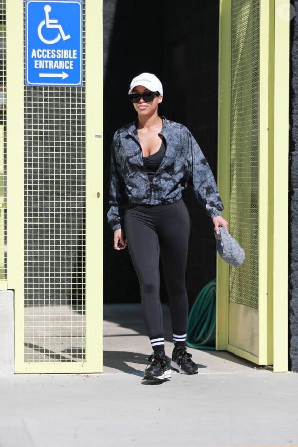 Lorie Harvey sort d'une séance de sport à West Hollywood le 17 octobre 2022.  West Hollywood, CA - After her morning pilates session, Lori Harvey was seen returning some clothes at ACNE Studios in West Hollywood. Lori flashed her gorgeous smile at our cameras and held up a peace sign. Pictured: Lori Harvey 