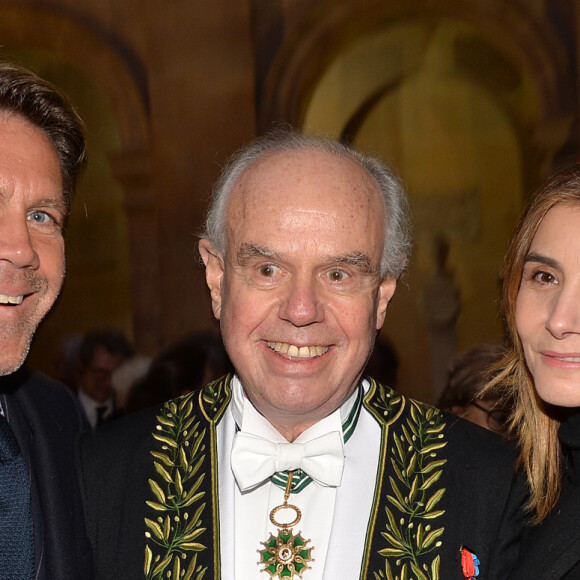 Frédéric Mitterrand entre le prince Emmanuel-Philibert de Savoie et sa femmme Clotilde Courau lors de la cérémonie d'installation de F.Mitterrand à l'académie des Beaux-Arts à Paris, France, le 6 février 2020. Pour avoir bâti une oeuvre avec des films, des émissions et des livres, l'ancien ministre de la Culture F.Mitterrand a été installé, sous la coupole de l'Académie des Beaux-Arts, accueillant en son sein l'inventeur "d'une manière nouvelle de raconter l'Histoire". Au sein de la section des créations artistiques dans le cinéma et l'audiovisuel, F.Mitterrand (72 ans), a été élu au fauteuil précédemment occupé par J.Moreau. L'ancien ministre rejoint l'Académie des Beaux-Arts pour ses talents de cinéaste, écrivain, animateur de télévision et réalisateur de documentaires historiques. © Veeren/Bestimage 