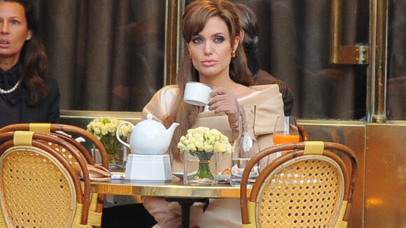 Regardez comment Angelina Jolie n'en finit plus de séduire les Français !