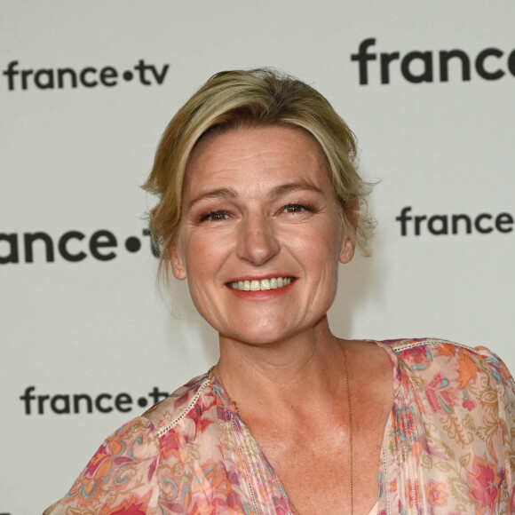 "Cathy Delay, nouvelle DRH du PAF", s'était alors amusée Anne-Elisabeth Lemoine.
Anne-Élisabeth Lemoine au photocall pour la conférence de presse de rentrée de France TV à la Grande Halle de la Villette à Paris, France, le 6 juillet 2022. © Coadic Guirec/Bestimage