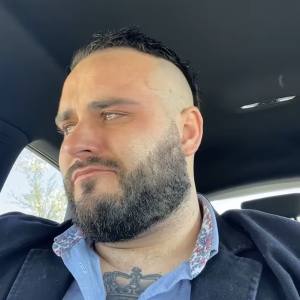 "Moi, je serais malheureux mais au moins je le verrais. Si vous saviez comme j'ai mal à l'intérieur de moi, c'est horrible", a-t-il ajouté en continuant de pleurer.
Nikola Lozina en larmes sur Snapchat pour exprimer sa peine de devoir se séparer de son fils Zlatan.