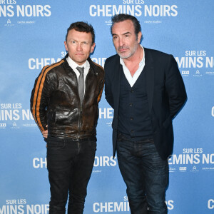 Il s'agit de son arrière-grand-père, Pierre-Henri Taillantou, tombé sur le Champ de Bataille de Verdun en 1916 et dont le corps n'a jamais été retrouvé.
Sylvain Tesson, Jean Dujardin - Avant-première du film "Sur les chemins noirs" au cinema UGC Normandie à Paris le 13 mars 2023. © Coadic Guirec/Bestimage