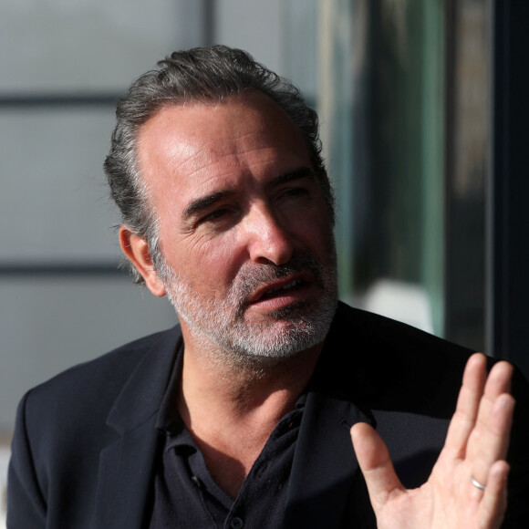 Exclusif - Jean Dujardin et le réalisateur Jean-Albert Lièvre font la promotion du documentaire "Les Gardiennes de la Planète" au Yacht Club de Monaco, le 9 février 2023. © Jean-François Ottonello / Nice Matin / Bestimage