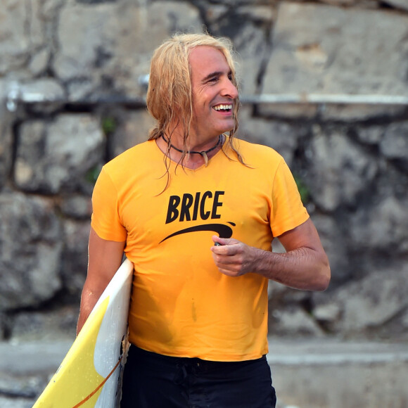 Jean Dujardin sur la plage des bains militaires à Nice pour la première journée de tournage du troisième opus de "Brice de Nice".