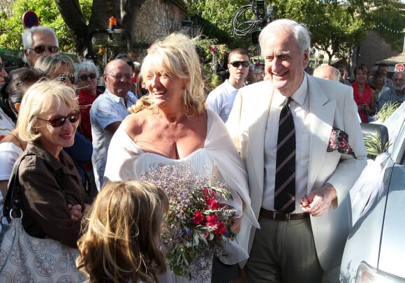 Vêtue d'une sublime robe bustier signée Rani Zakhem, l'actrice avait fait sensation.
Charlotte de Turckheim et son père Arnaud de Turckheim - Mariage de Charlotte de Turckheim et Zaman Hachemi à la mairie d'Eygalières, en Provence, le 31 août 2012.