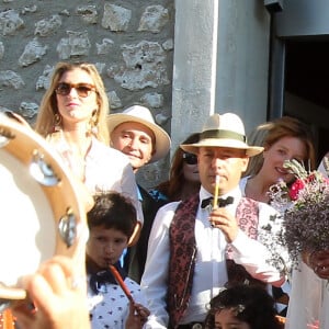 Les demoiselles d'honneur - Mariage de Charlotte de Turckheim et Zaman Hachemi à la mairie d'Eygalières, en Provence, le 31 août 2012.