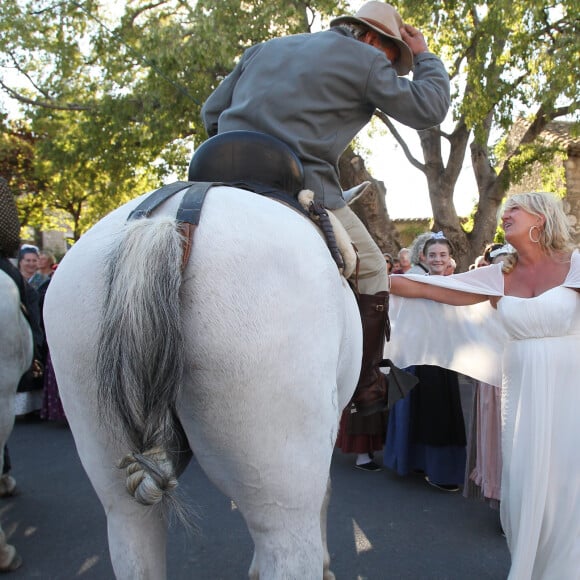 Impossible pour la comédienne d'oublier cette date, ce vendredi 31 août 2012.
Mariage de Charlotte de Turckheim et Zaman Hachemi à la mairie d'Eygalières, en Provence, le 31 août 2012.