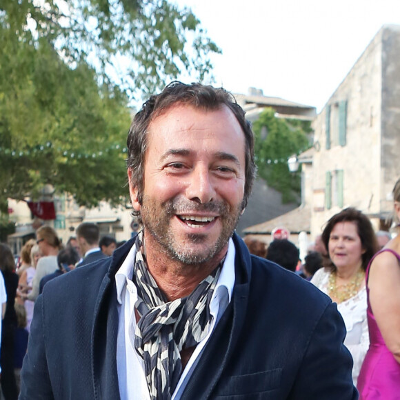 Bernard Montiel - Mariage de Charlotte de Turckheim et Zaman Hachemi à la mairie d'Eygalières, en Provence, le 31 août 2012.