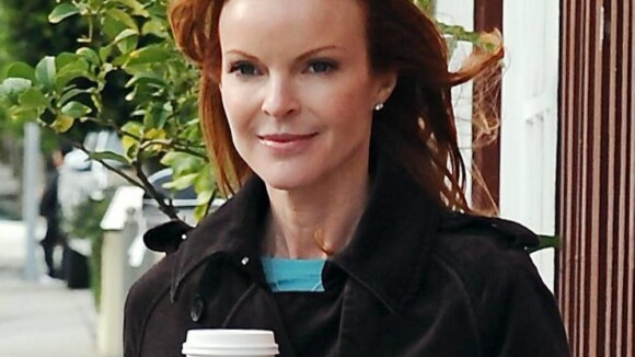 Marcia Cross : Loin de son homme... elle tente de garder le sourire !