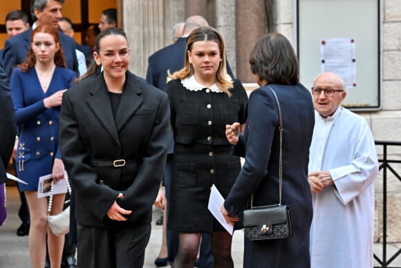 On aurait pu croire que cette dernière serait restée à la maison.
Pauline Ducruet, Camille Gottlieb, la princesse Stéphanie de Monaco et le père Penzo -Sortie de la messe en mémoire du prince Rainier III en la cathédrale de Monaco, le 5 avril 2023. © Bruno Bebert / Bestimage