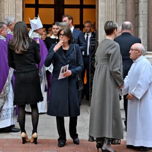 Le prince Albert II de Monaco a retrouvé la plupart des membres du clan Grimaldi. 
Charlotte Casiraghi, Camille Gottlieb, la princesse Caroline de Hanovre, la princesse Stéphanie de Monaco et le père Penzo - Sortie de la messe en mémoire du prince Rainier III en la cathédrale de Monaco, le 5 avril 2023. © Bruno Bebert / Bestimage