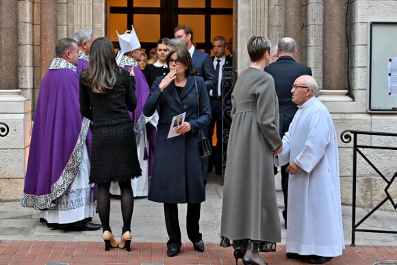 Le prince Albert II de Monaco a retrouvé la plupart des membres du clan Grimaldi. 
Charlotte Casiraghi, Camille Gottlieb, la princesse Caroline de Hanovre, la princesse Stéphanie de Monaco et le père Penzo - Sortie de la messe en mémoire du prince Rainier III en la cathédrale de Monaco, le 5 avril 2023. © Bruno Bebert / Bestimage