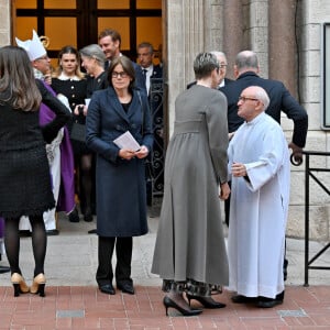 Charlotte Casiraghi, Camille Gottlieb, la princesse Caroline de Hanovre, la princesse Stéphanie de Monaco et le père Penzo - Sortie de la messe en mémoire du prince Rainier III en la cathédrale de Monaco, le 5 avril 2023. © Bruno Bebert / Bestimage