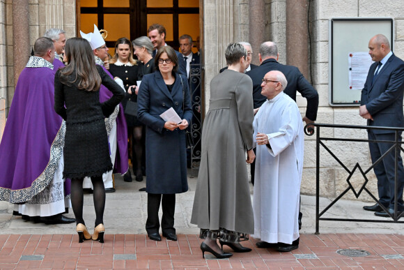 Charlotte Casiraghi, Camille Gottlieb, la princesse Caroline de Hanovre, la princesse Stéphanie de Monaco et le père Penzo - Sortie de la messe en mémoire du prince Rainier III en la cathédrale de Monaco, le 5 avril 2023. © Bruno Bebert / Bestimage