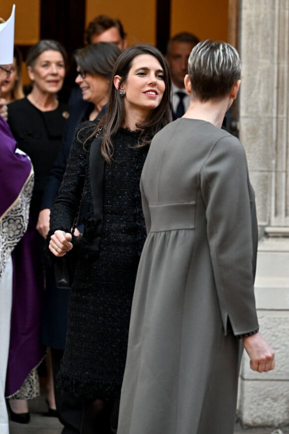 La veille, le 4 avril 2023, elle est devenue grand-mère pour la toute première fois.
La princesse Caroline de Hanovre, la princesse Stéphanie de Monaco, Charlotte Casiraghi et la princesse Charlene de Monaco - Sortie de la messe en mémoire du prince Rainier III en la cathédrale de Monaco, le 5 avril 2023. © Bruno Bebert / Bestimage