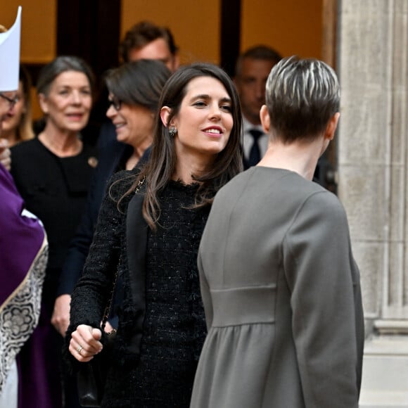 La veille, le 4 avril 2023, elle est devenue grand-mère pour la toute première fois.
La princesse Caroline de Hanovre, la princesse Stéphanie de Monaco, Charlotte Casiraghi et la princesse Charlene de Monaco - Sortie de la messe en mémoire du prince Rainier III en la cathédrale de Monaco, le 5 avril 2023. © Bruno Bebert / Bestimage