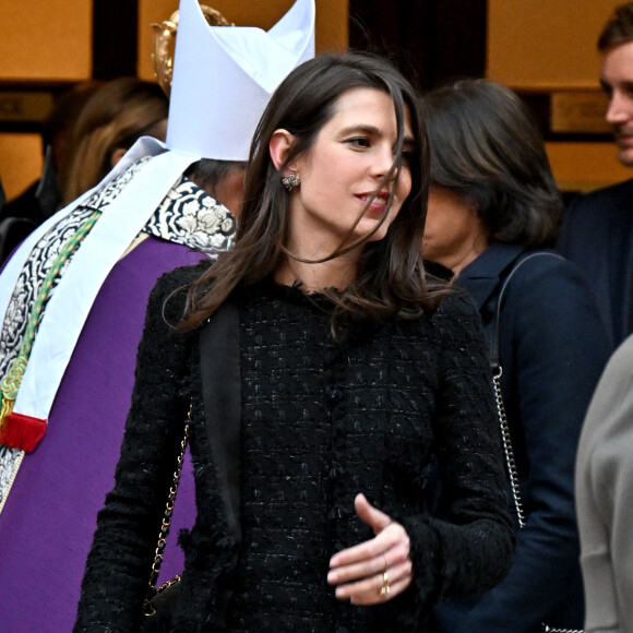 Charlotte Casiraghi - Sortie de la messe en mémoire du prince Rainier III en la cathédrale de Monaco, le 5 avril 2023. © Bruno Bebert / Bestimage