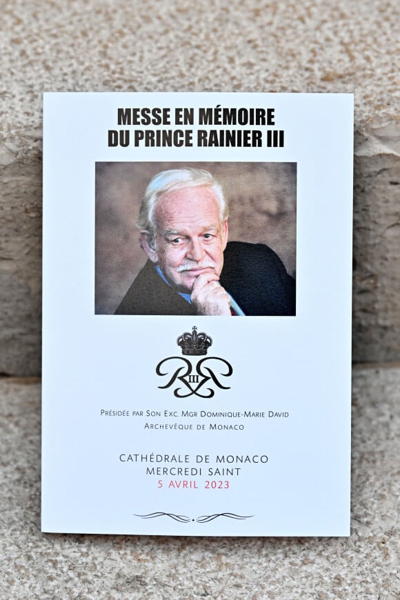 Le 5 avril 2023, un office commémoratif a été dirigé en la cathédrale Notre-Dame-Immaculée de Monaco.
Sortie de la messe en mémoire du prince Rainier III en la cathédrale de Monaco, le 5 avril 2023. © Bruno Bebert / Bestimage