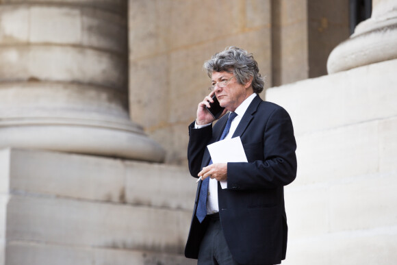 Exclusif - Jean-Louis Borloo téléphone devant la Cour de Justice de la République à Paris le 14 décembre 2016. © Veeren / TDS / Bestimage
