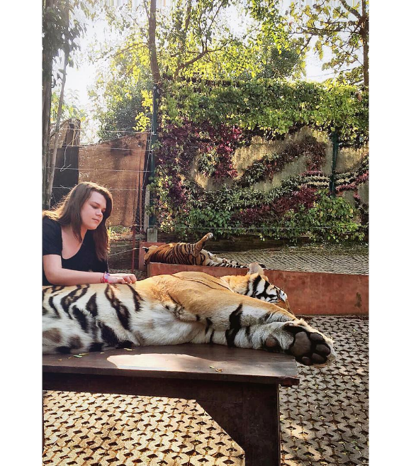 Camille Gottlieb, fille de la princesse Stéphanie de Monaco, avec un tigre lors d'un voyage en Thaïlande début 2016, photo Instagram.