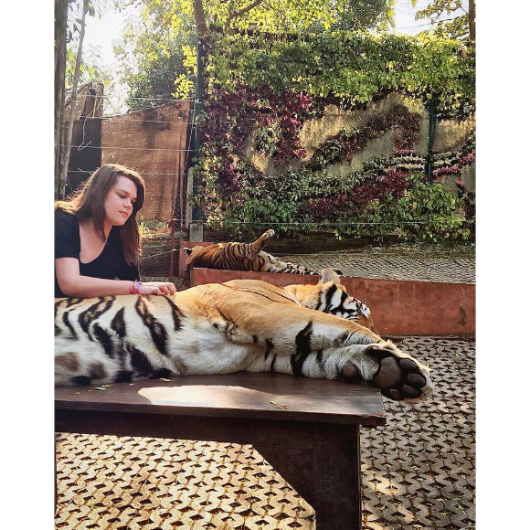 Camille Gottlieb, fille de la princesse Stéphanie de Monaco, avec un tigre lors d'un voyage en Thaïlande début 2016, photo Instagram.