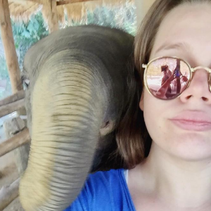 Elle avait ensuite pointé du doigt l'incohérence du Corse : "C'est bien beau de fonder des associations pour les enfants mais ça tue des animaux inoffensifs pour le plaisir ? C'est ça montrer l'exemple !"
Camille Gottlieb, fille de la princesse Stéphanie de Monaco, amoureuse des éléphants lors d'un voyage en Thaïlande début 2016, photo Instagram.