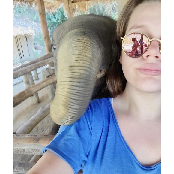Elle avait ensuite pointé du doigt l'incohérence du Corse : "C'est bien beau de fonder des associations pour les enfants mais ça tue des animaux inoffensifs pour le plaisir ? C'est ça montrer l'exemple !"
Camille Gottlieb, fille de la princesse Stéphanie de Monaco, amoureuse des éléphants lors d'un voyage en Thaïlande début 2016, photo Instagram.