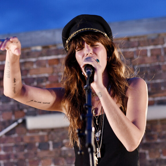 Exclusif - Lou Doillon en concert lors de la soirée de présentation de la nouvelle plateforme de marque "Génération IKKS" et de la première capsule iconique "La Leather Story" sur les toits de la capitale, rue d'Abbeville, à Paris. Le 8 septembre 2021 © Rachid Bellak / Bestimage 