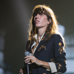 Exclusif - Lou Doillon - Enregistrement de la 2ème partie de soirée de l'émission "La Chanson secrète 6" à la Scène musicale à Paris, qui sera diffusée le 12 décembre sur TF1. Le 8 septembre 2020 Après le succès des précédentes éditions, " LA CHANSON SECRETE ", présentée par N.ALIAGAS et produite par DMLS TV, revient sur TF1. 8 artistes ne savent rien de ce qui va se passer pour eux ! Ils ont accepté de jouer le jeu, de se laisser totalement surprendre, émouvoir, parfois même déstabiliser car ils vont découvrir en même temps que les téléspectateurs une surprise : une chanson qui leur est chère revisitée et réinterprétée par un artiste. Des mises en scène spectaculaires au service de l'émotion... Et des émotions fortes pour l'artiste assis dans le fauteuil grâce à la venue sur le plateau de proches et d'invités inattendus. Les téléspectateurs seront aux premières loges pour vivre ces moments d'intimité musicale rare. © Gaffiot-Moreau / Bestimage 