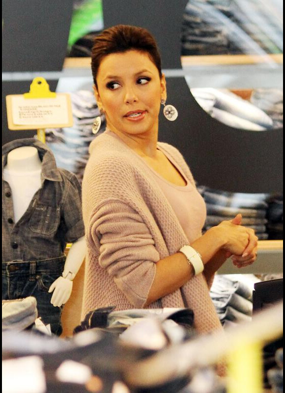 Eva Longoria à Los Angeles en pleine séance shopping. Le 24 février 2010