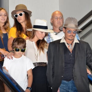 Vanessa Paradis arrive avec ses enfants Lily-Rose Depp et Jack Depp à l'aéroport de LAX à Los Angeles. Lily-Rose Depp est accompagnée de son petit ami Ash Stymest.