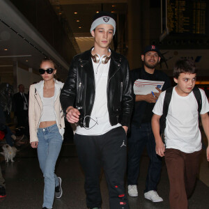 Ce dimanche 9 avril, le fils de Vanessa Paradis et Johnny Depp fête ses 21 ans.
Vanessa Paradis arrive avec ses enfants Lily-Rose Depp et Jack Depp à l'aéroport de LAX à Los Angeles. Lily-Rose Depp est accompagnée de son petit ami Ash Stymest. Le 21 mars 2016