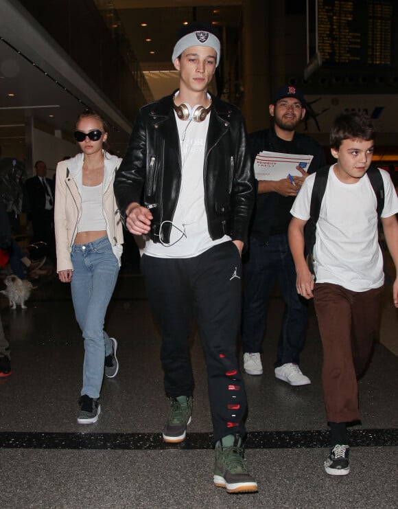 Ce dimanche 9 avril, le fils de Vanessa Paradis et Johnny Depp fête ses 21 ans.
Vanessa Paradis arrive avec ses enfants Lily-Rose Depp et Jack Depp à l'aéroport de LAX à Los Angeles. Lily-Rose Depp est accompagnée de son petit ami Ash Stymest. Le 21 mars 2016