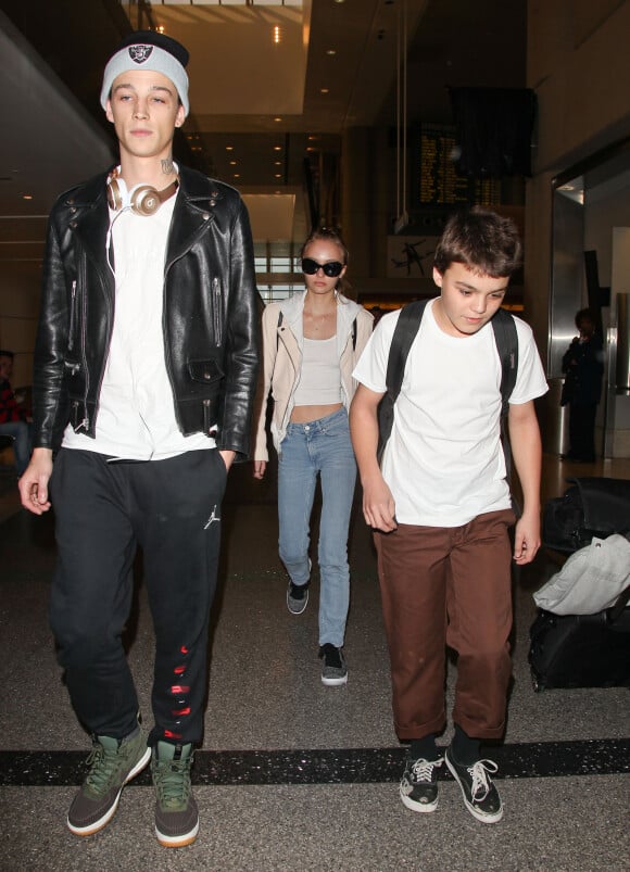 Vanessa Paradis arrive avec ses enfants Lily-Rose Depp et Jack Depp à l'aéroport de LAX à Los Angeles. Lily-Rose Depp est accompagnée de son petit ami Ash Stymest. Le 21 mars 2016