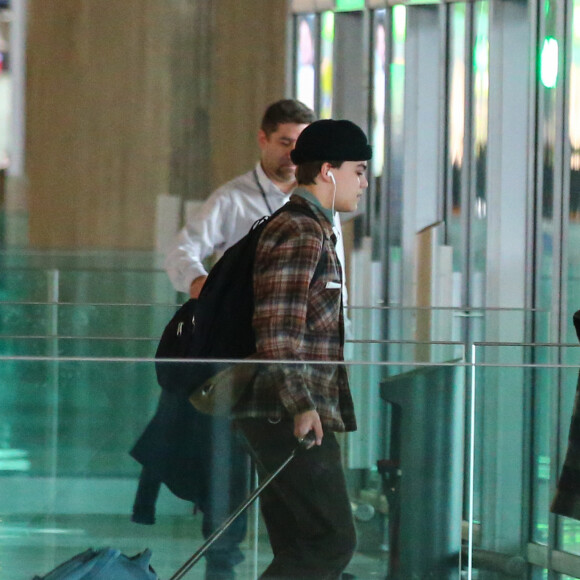 Exclusif - Vanessa Paradis vient chercher ses enfants Lily-Rose et Jack Depp à l'aéroport Roissy CDG, près de Paris le 19 mars 2017.