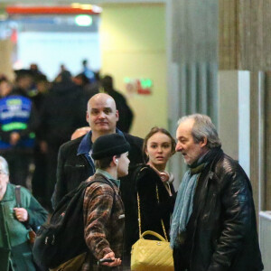 Exclusif - Vanessa Paradis vient chercher ses enfants Lily-Rose et Jack Depp à l'aéroport Roissy CDG, près de Paris le 19 mars 2017. Elle est accompagnée de son homme de confiance et chauffeur Philippe Fendt .