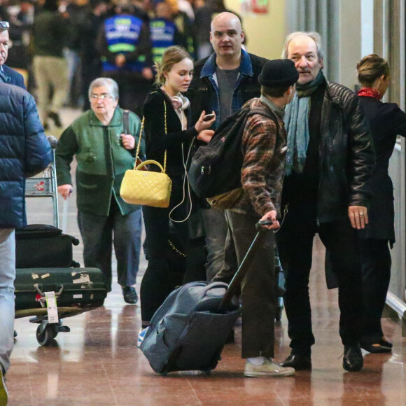 Exclusif - Vanessa Paradis vient chercher ses enfants Lily-Rose et Jack Depp à l'aéroport Roissy CDG, près de Paris le 19 mars 2017. Elle est accompagnée de son homme de confiance et chauffeur Philippe Fendt .
