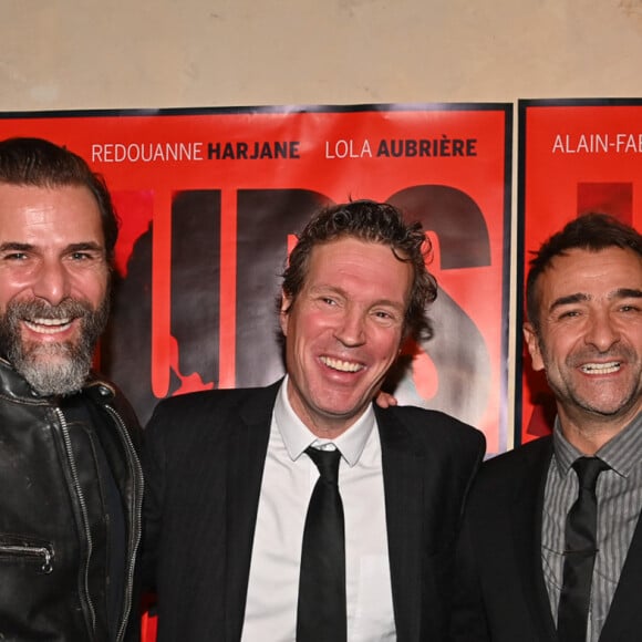 L'ancienne star de "Sous le soleil" était aux anges entre son frère et sa nouvelle compagne 
Le réalisateur David Lanzmann avec Grégory et Mikaël Fitoussi lors de l'avant-première du film "Jours sauvages" au cinéma Max Linder à Paris le 3 avril 2023. © Tony Fitoussi / Bestimage