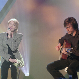 Archives - En France, à Paris, sur le plateau de l'émission "MTV'S French Link", Françoise Hardy accompagnée à la guitare par son fils Thomas Dutronc