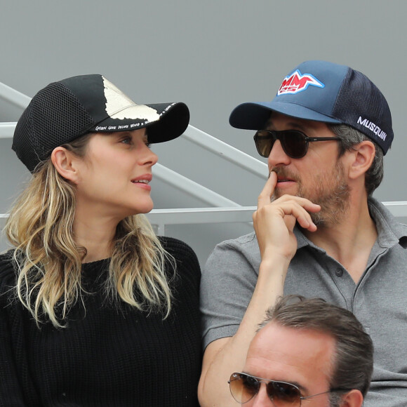 Guillaume Canet est un "homme de terroir" contrairement à Marion Cotillard.
Marion Cotillard et Guillaume Canet à Roland Garros, à Paris le 9 juin 2019. © Jacovides-Moreau/Bestimage